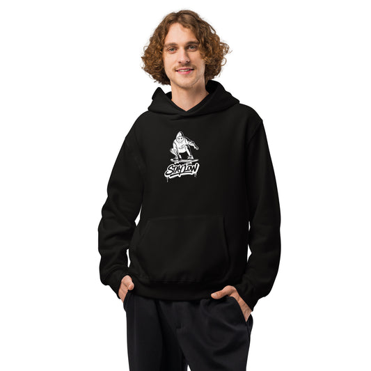 Model trägt schwarzen HOOVZ Hoodie mit Stay Low Skater Design, moderner Streetwear Style oversized