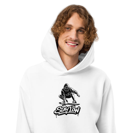 Nahaufnahme eines weißen HOOVZ Hoodies mit Skater Print, urbaner Streetwear Look