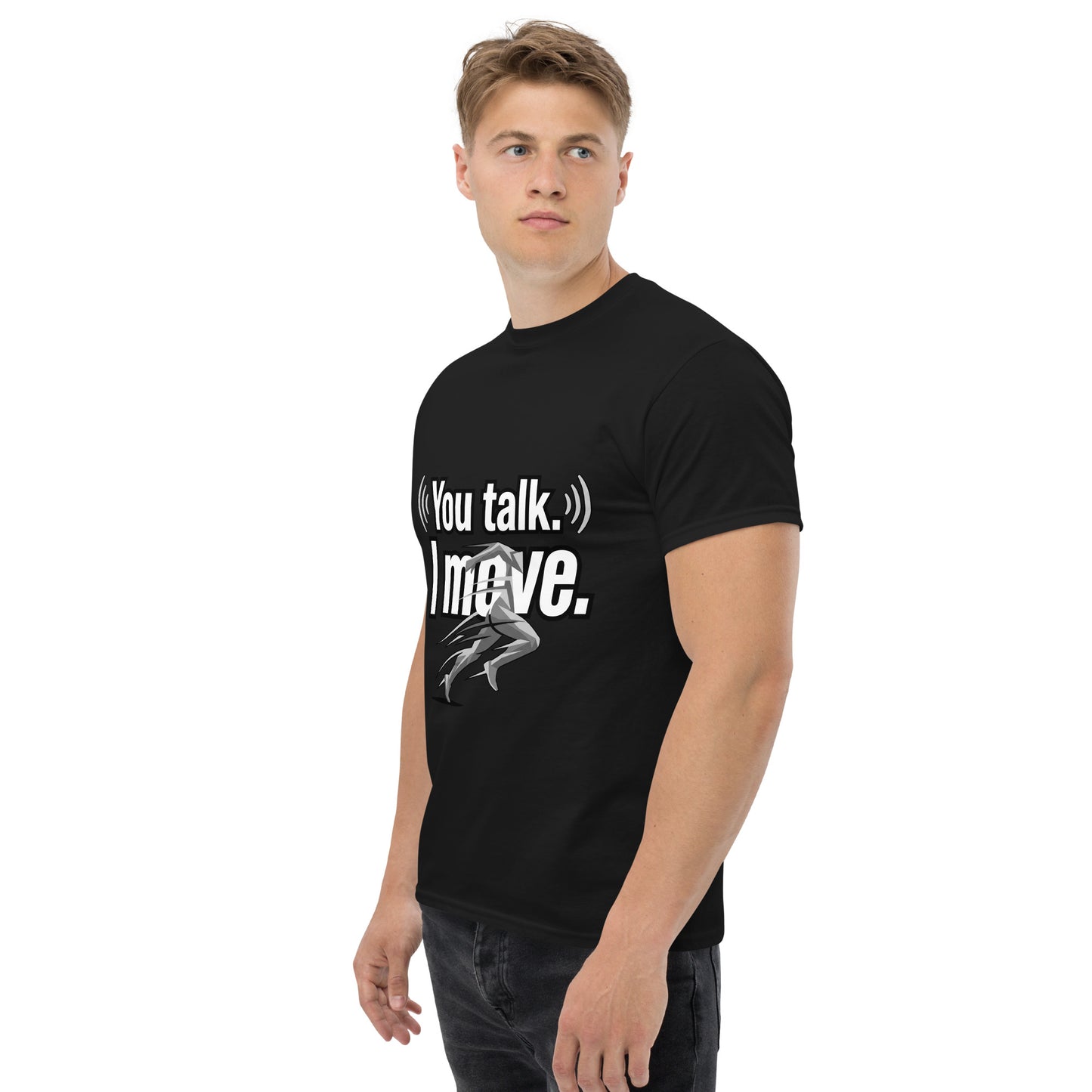 Model trägt schwarzes HOOVZ T-Shirt mit “You Talk. I Move.” Statement – urban streetwear outfit